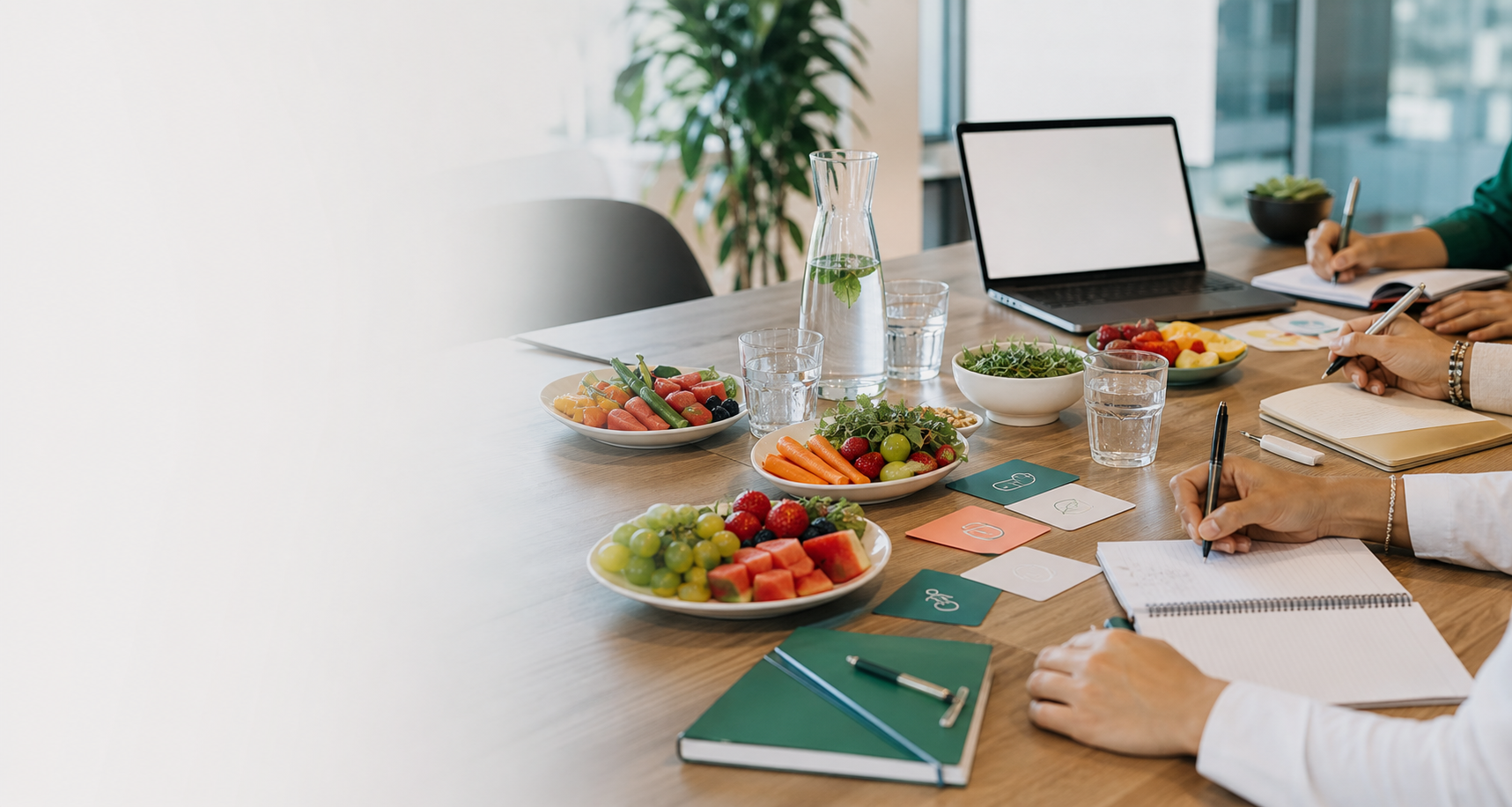 Taller corporativo de bienestar con alimentos saludables y cuadernos de trabajo